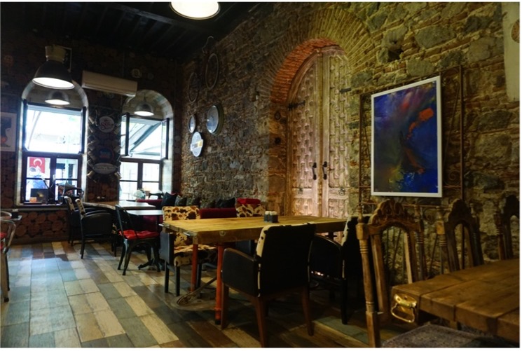 Yolo Art&Lounge Cafe