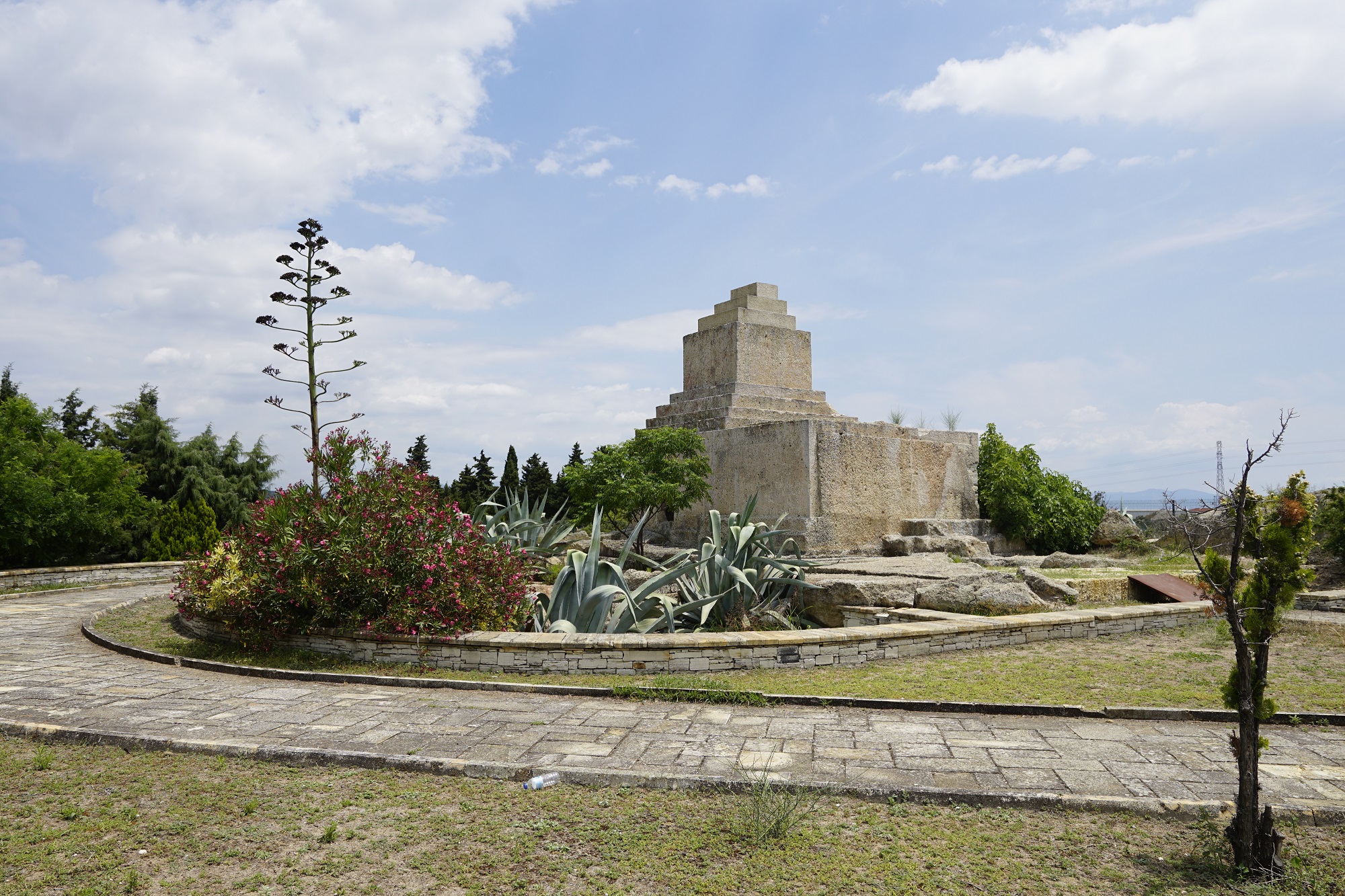 Pers Mezarı Anıtı